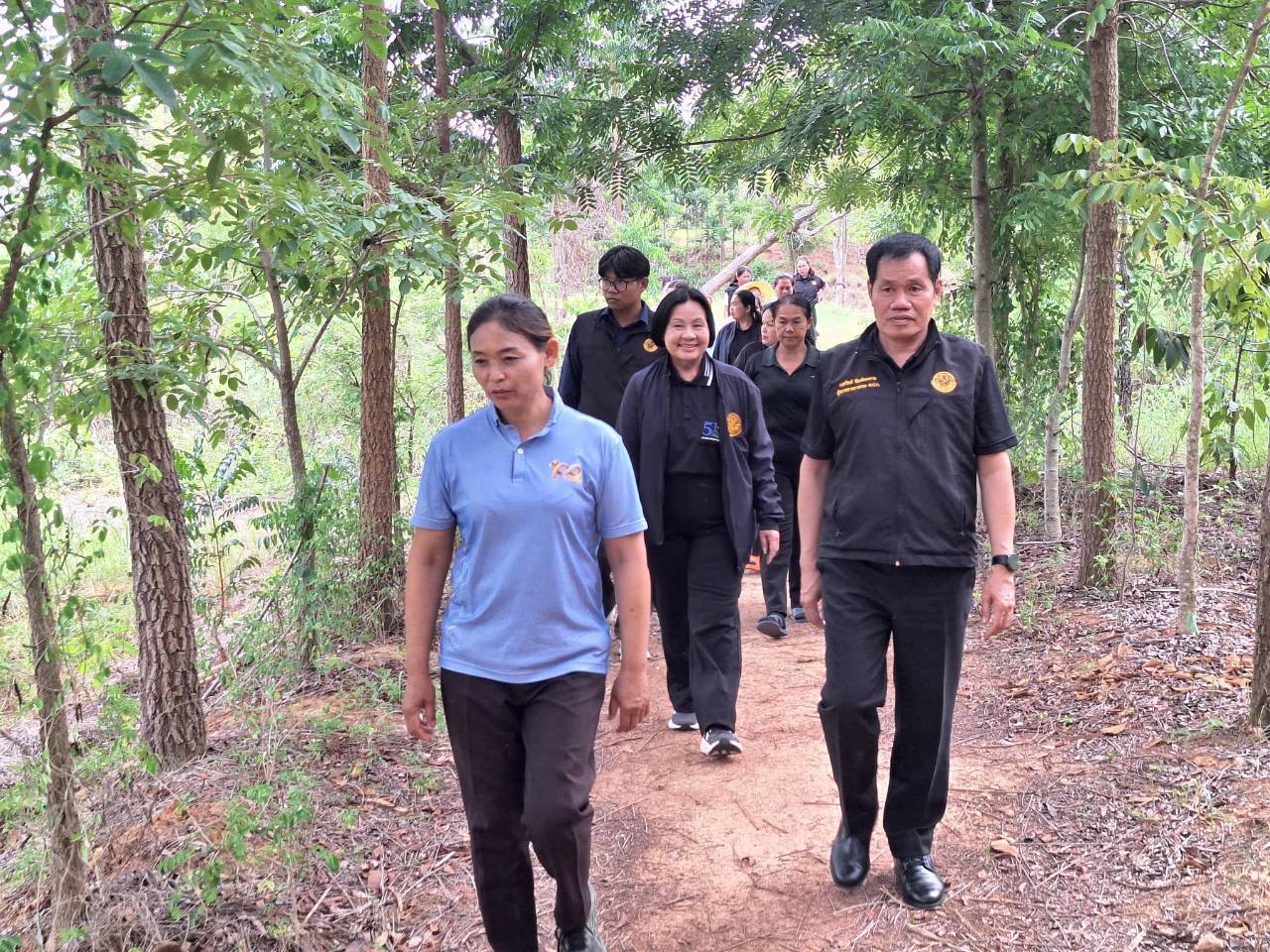 title - ผู้ตรวจราชการ ส.ป.ก. ลงพื้นที่จังหวัดขอนแก่น ประชุมติดตามความก้าวหน้าผลการดำเนินงาน พร้อมตรวจเยี่ยมให้กำลังใจกลุ่มวิสาหกิจชุมชนสมุนไพรไผ่คำ 39 